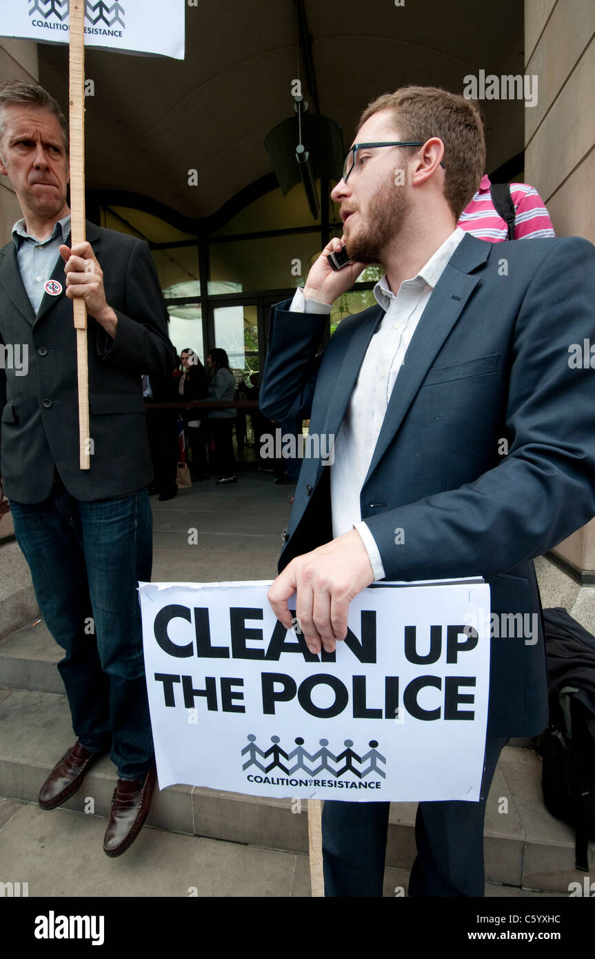 Protesta a Westminster per telefono toccando e Murdoch quotidiani Foto Stock