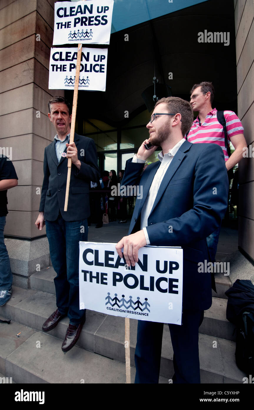 Protesta a Westminster per telefono toccando e Murdoch quotidiani Foto Stock