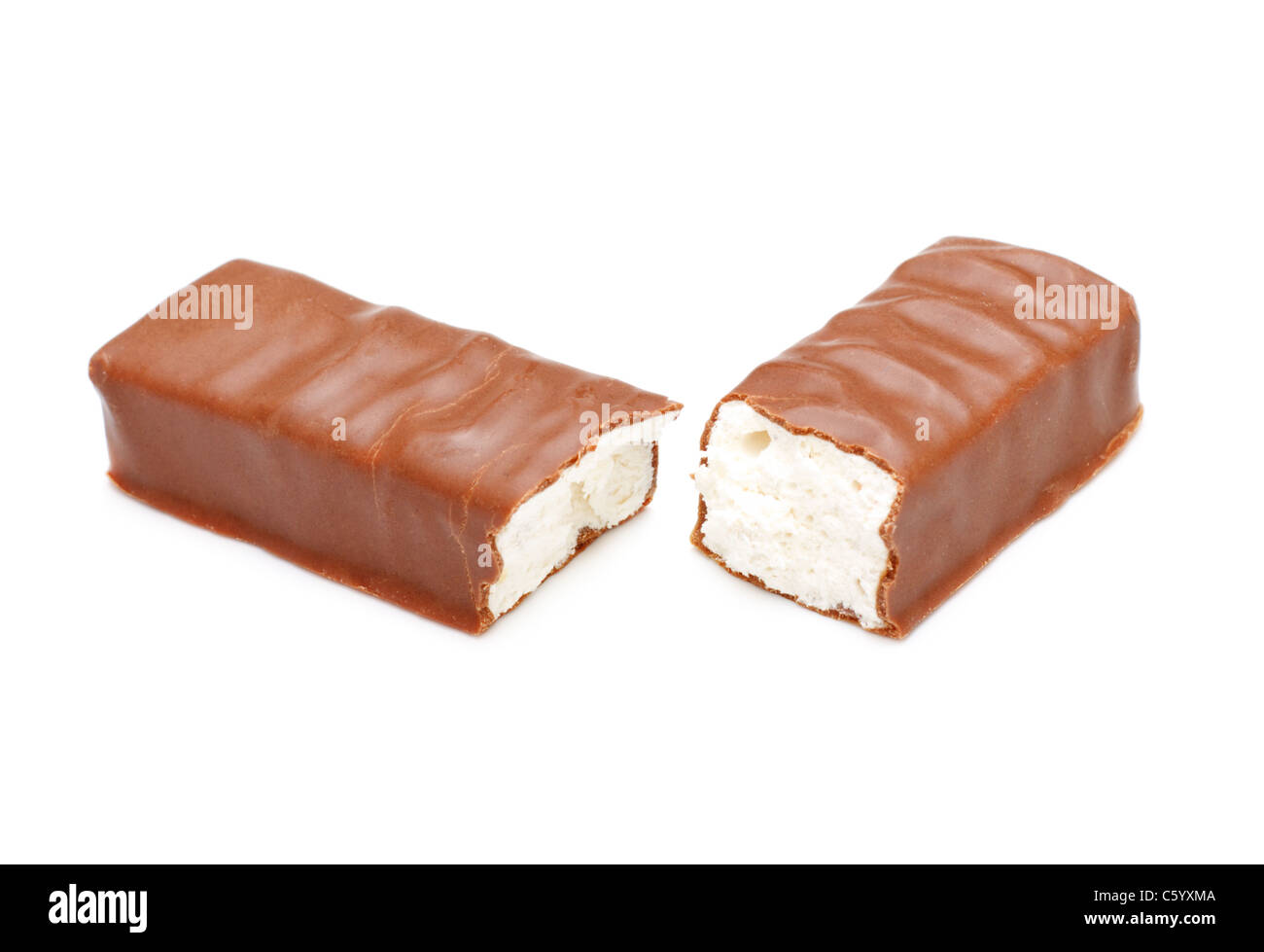 Due candy bar pezzi isolati su bianco Foto Stock