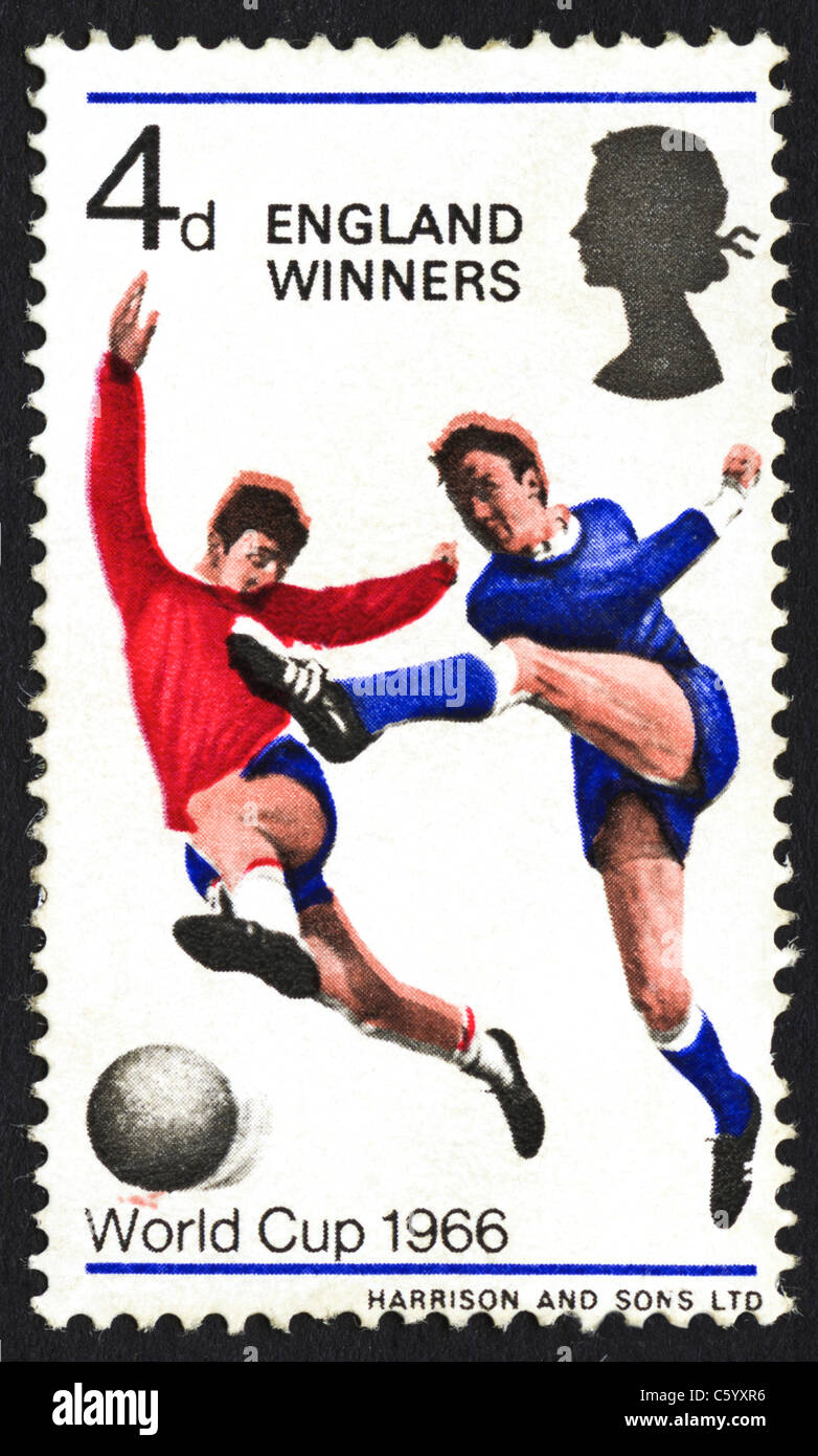 British 4D francobollo da serie di francobolli emessi il 18 agosto 1966 per commemorare Inghilterra vincendo il 1966 Coppa del Mondo di calcio Foto Stock