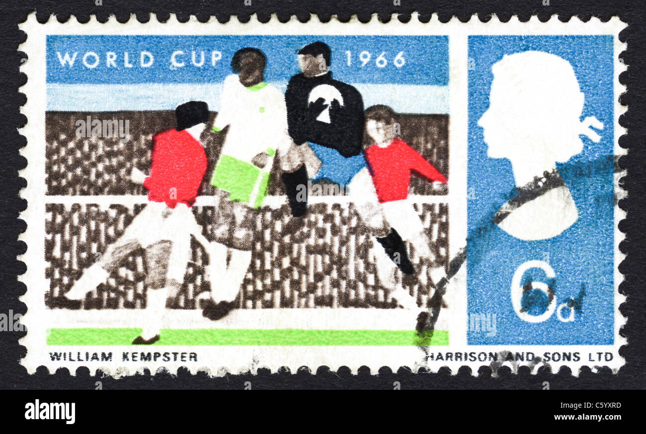 British 6D francobollo emesso il 1 giugno 1966 per commemorare la Coppa del Mondo di calcio 1966 Foto Stock
