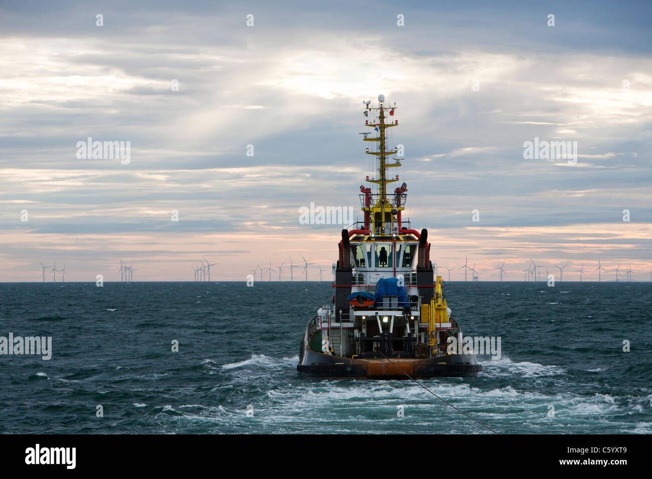 Un rimorchiatore di matasse di un jack up barge fuori per costruire il Walney offshore wind farm, Cumbria, Regno Unito. Foto Stock