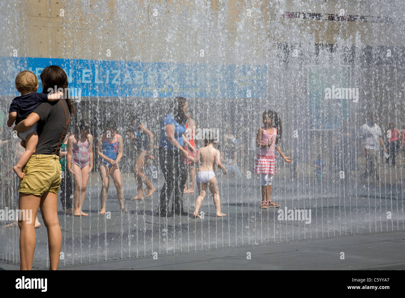 I bambini giocando con fontane al Royal Festival Hall Foto Stock