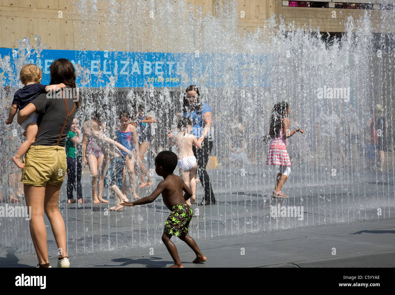 I bambini giocando con fontane al Royal Festival Hall Foto Stock