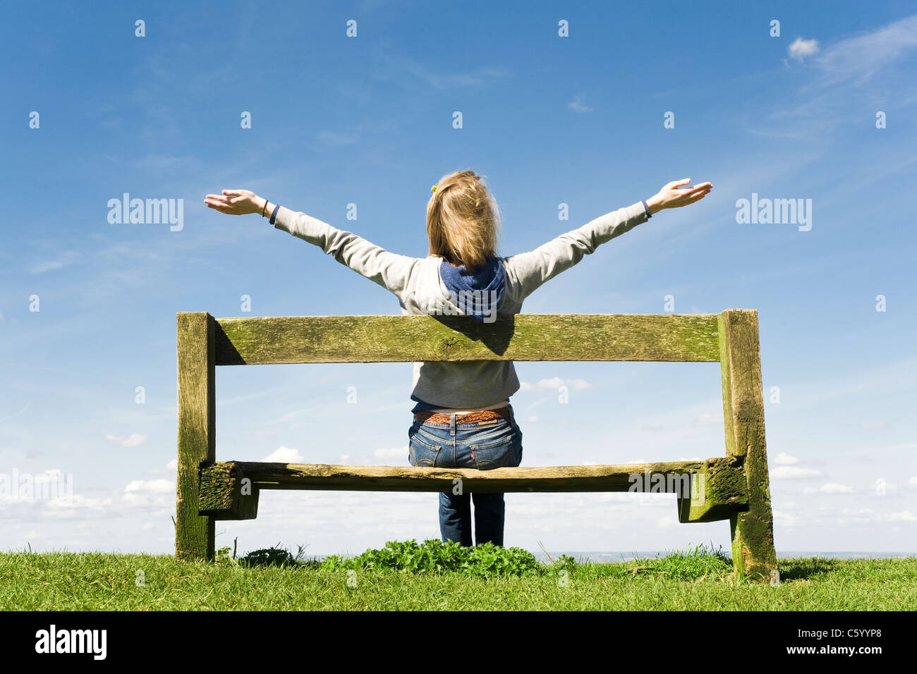 Giovane donna all'aperto per celebrare un successo o adorare Dio Foto Stock