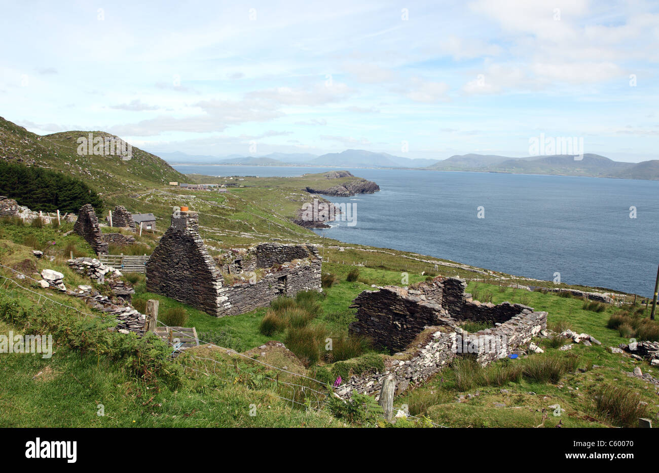 Villaggio irlandese abbandonato nel 1790, Ballinskelligs Bay, Co. Kerry, Irlanda Foto Stock