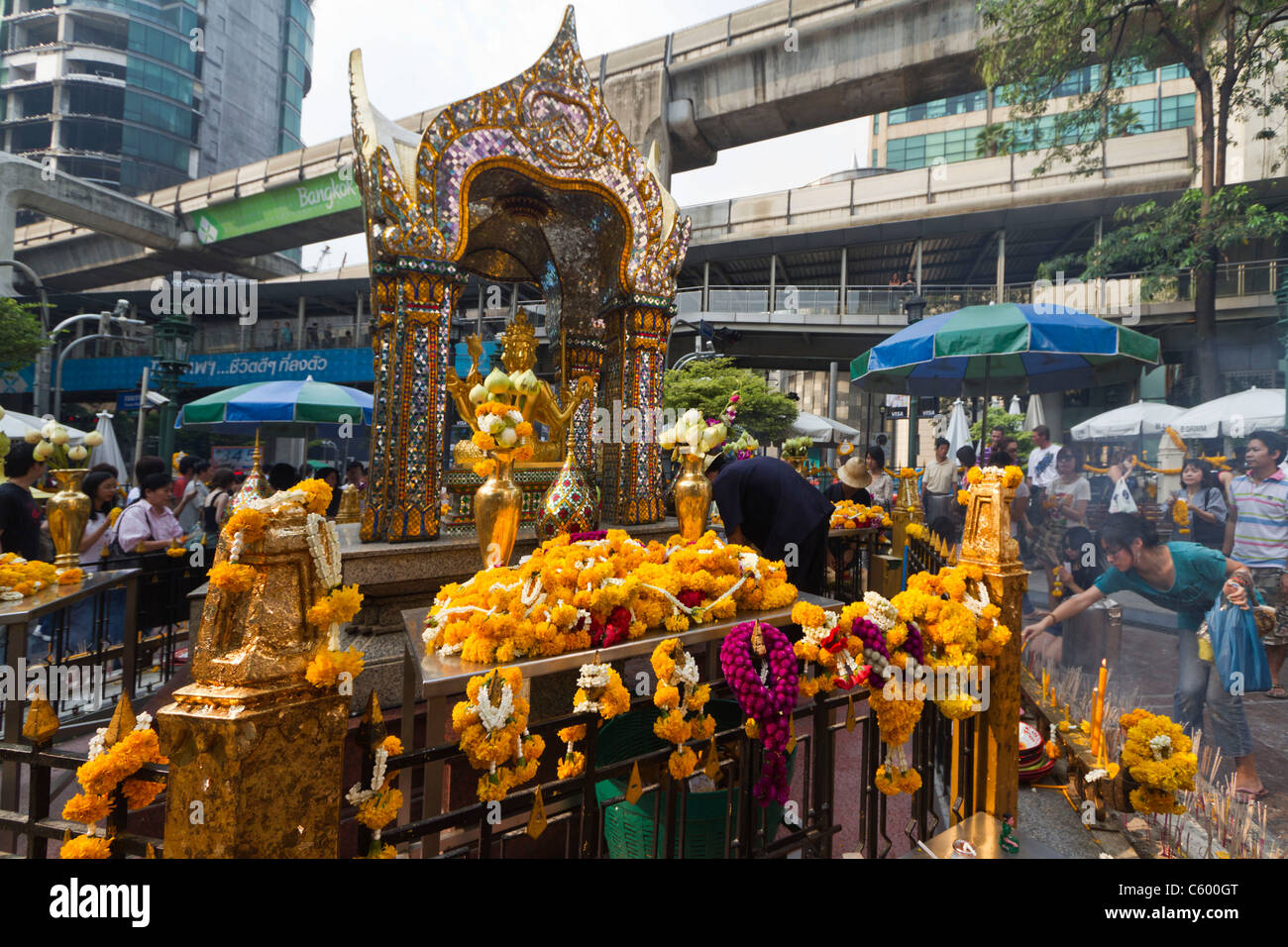 Santuario di Erawan, persone depredavano e dando Offerte, Bangkok, Thailandia Foto Stock