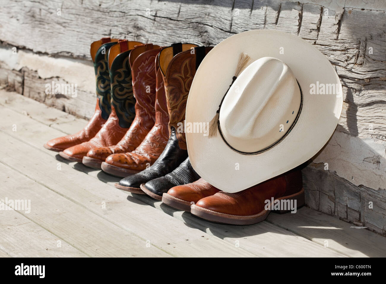 Stati Uniti d'America, Illinois, Metamora, Fila di stivali da cowboy e  cappello da cowboy Foto stock - Alamy