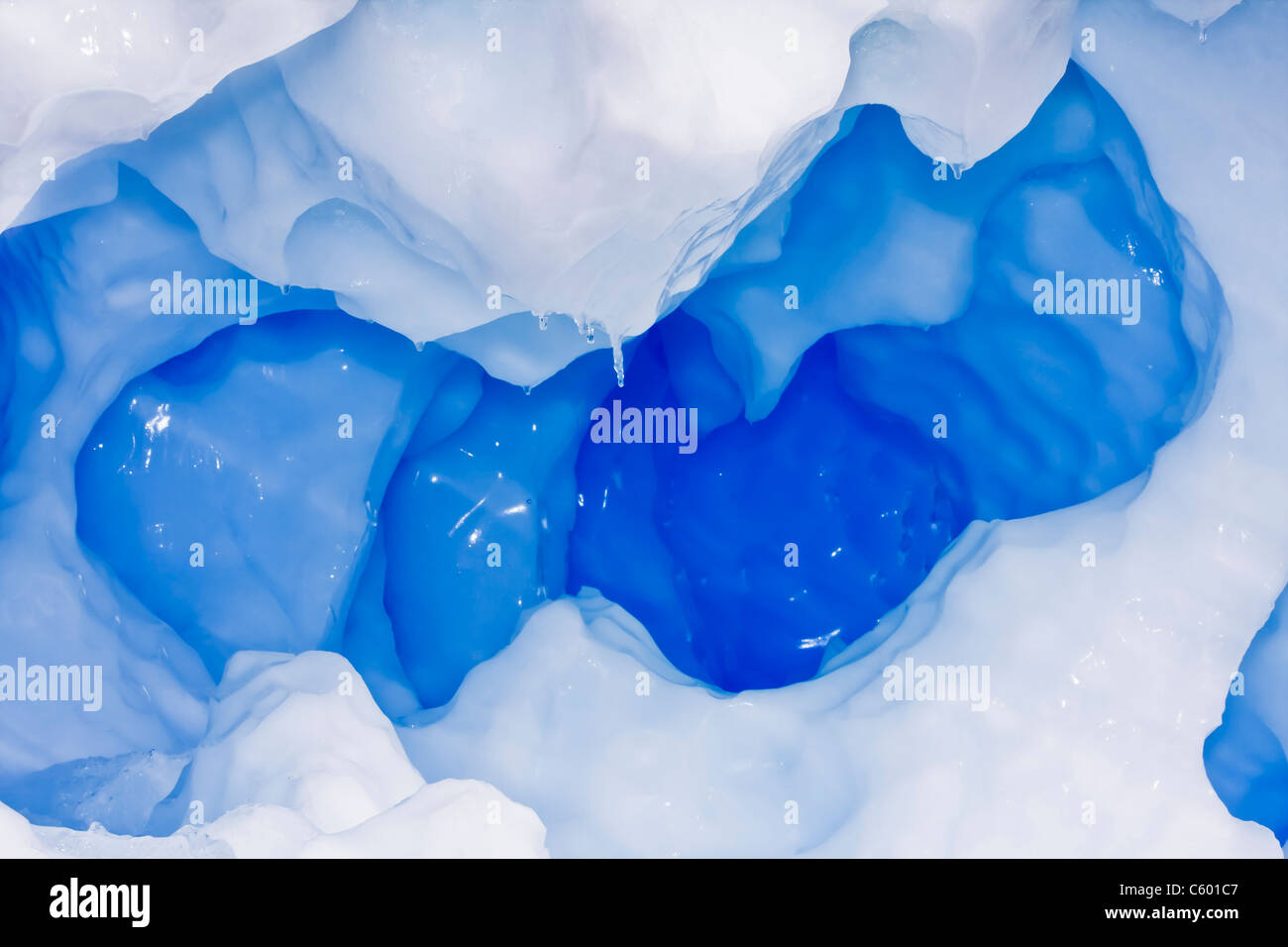 Blu grotta di ghiaccio con molte stalattiti Foto Stock