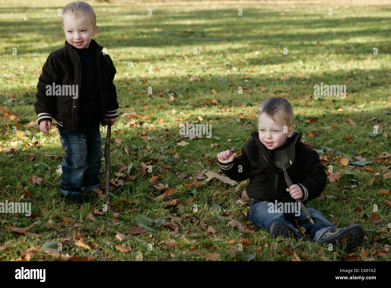 Twin boys nel parco Foto Stock