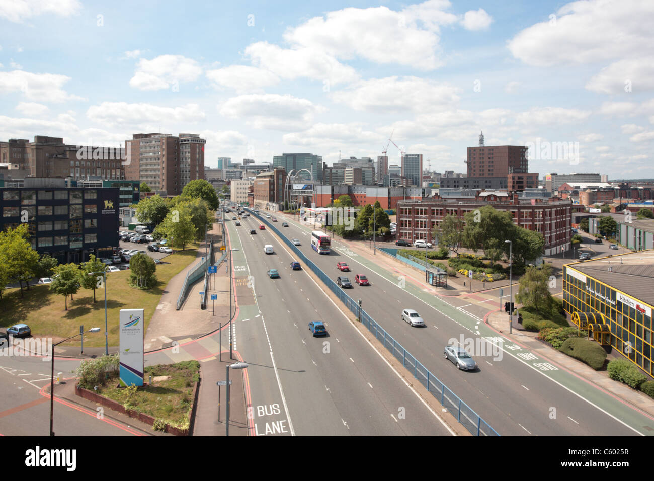 A38M e dello skyline di Birmingham Foto Stock