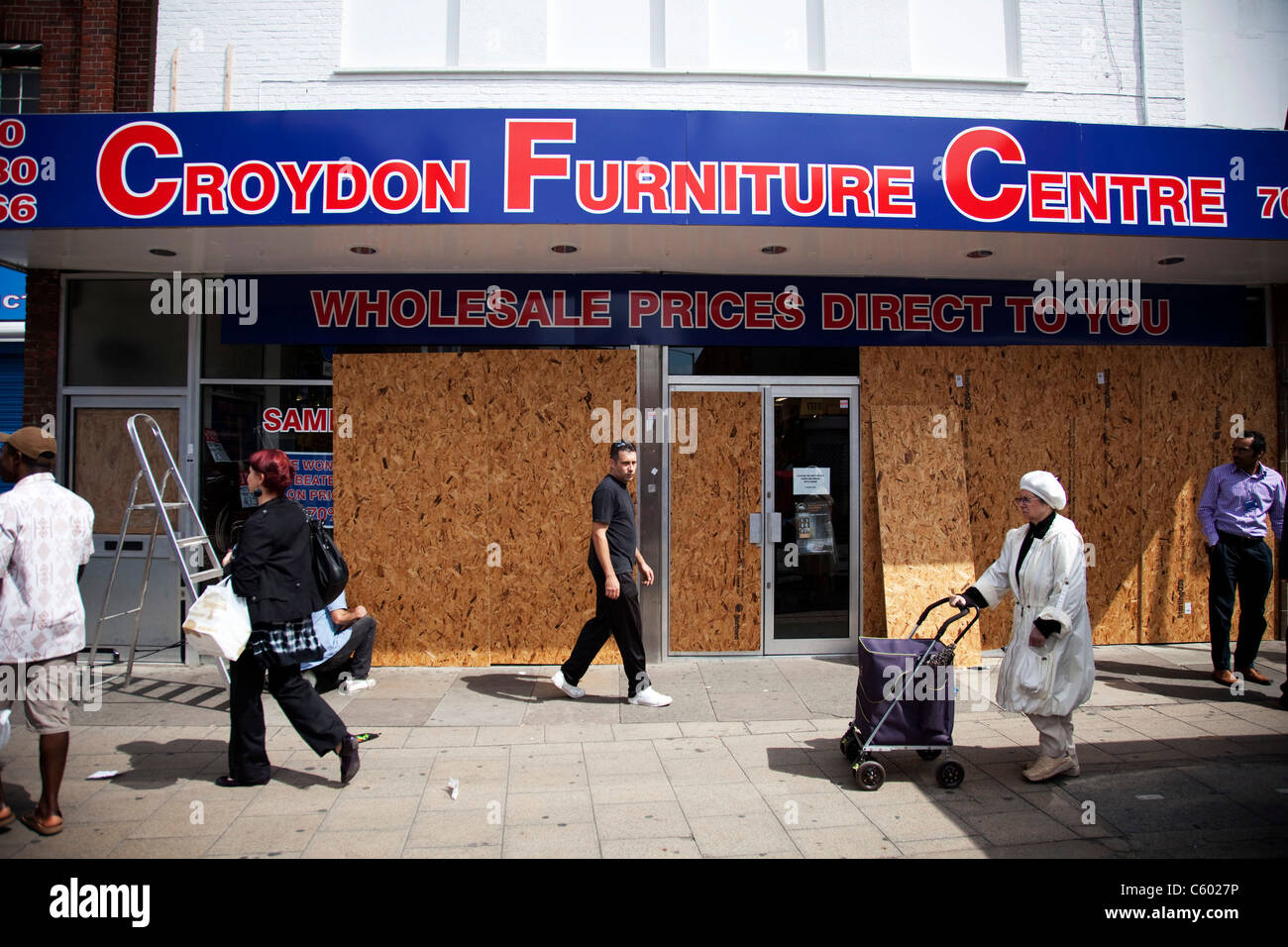 Il giorno dopo la sommossa ha avuto luogo a Croydon in South London Croydon Centro mobili tavole fino si è rotto di windows. Foto Stock