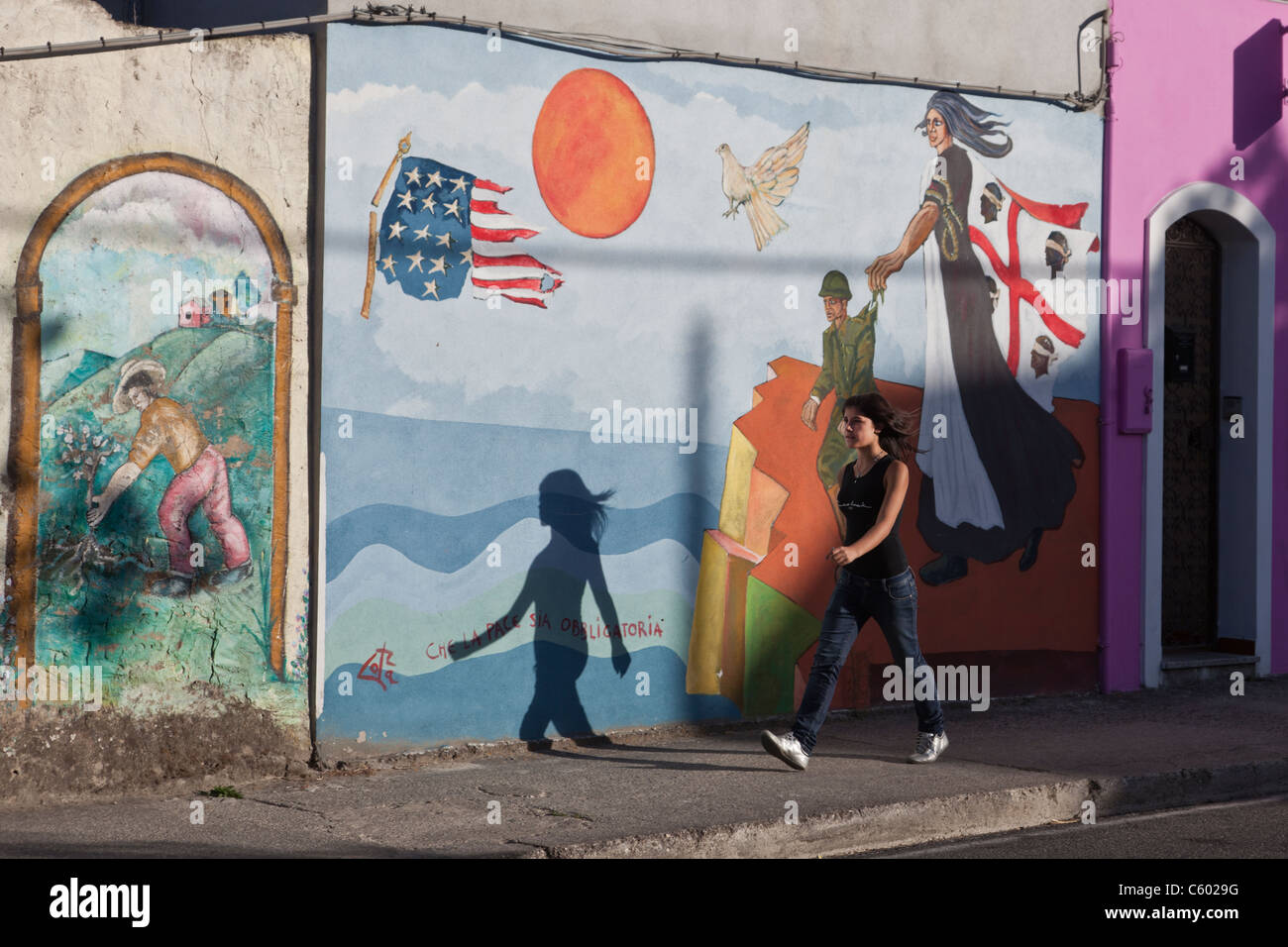 Scena di strada con la ragazza di sfondo dipinto murale, Italia Sardegna Foto Stock
