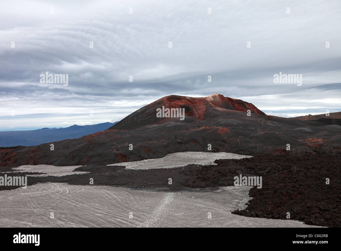 Eruzione iniziale sito del vulcano Eyjafjallajokull nel Fimmvorouhals Pass con crateri e colline di Magni e Modi Islanda Foto Stock