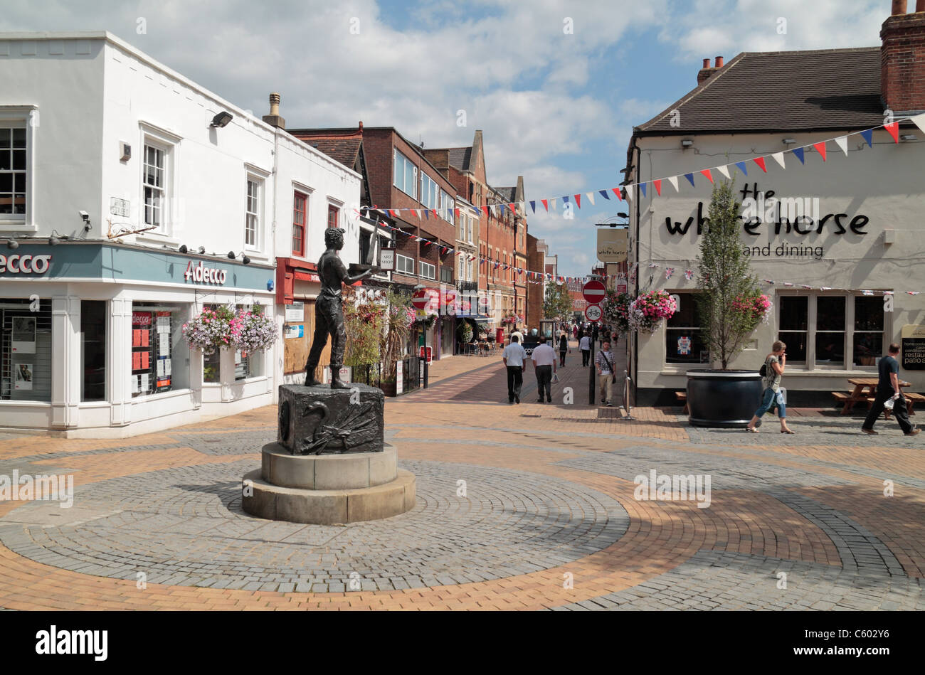 Guardando verso il basso High St passato il Maidenhead Boy statua (da Lydia Karpinska) in Maidenhead, Berkshire, Inghilterra. Foto Stock