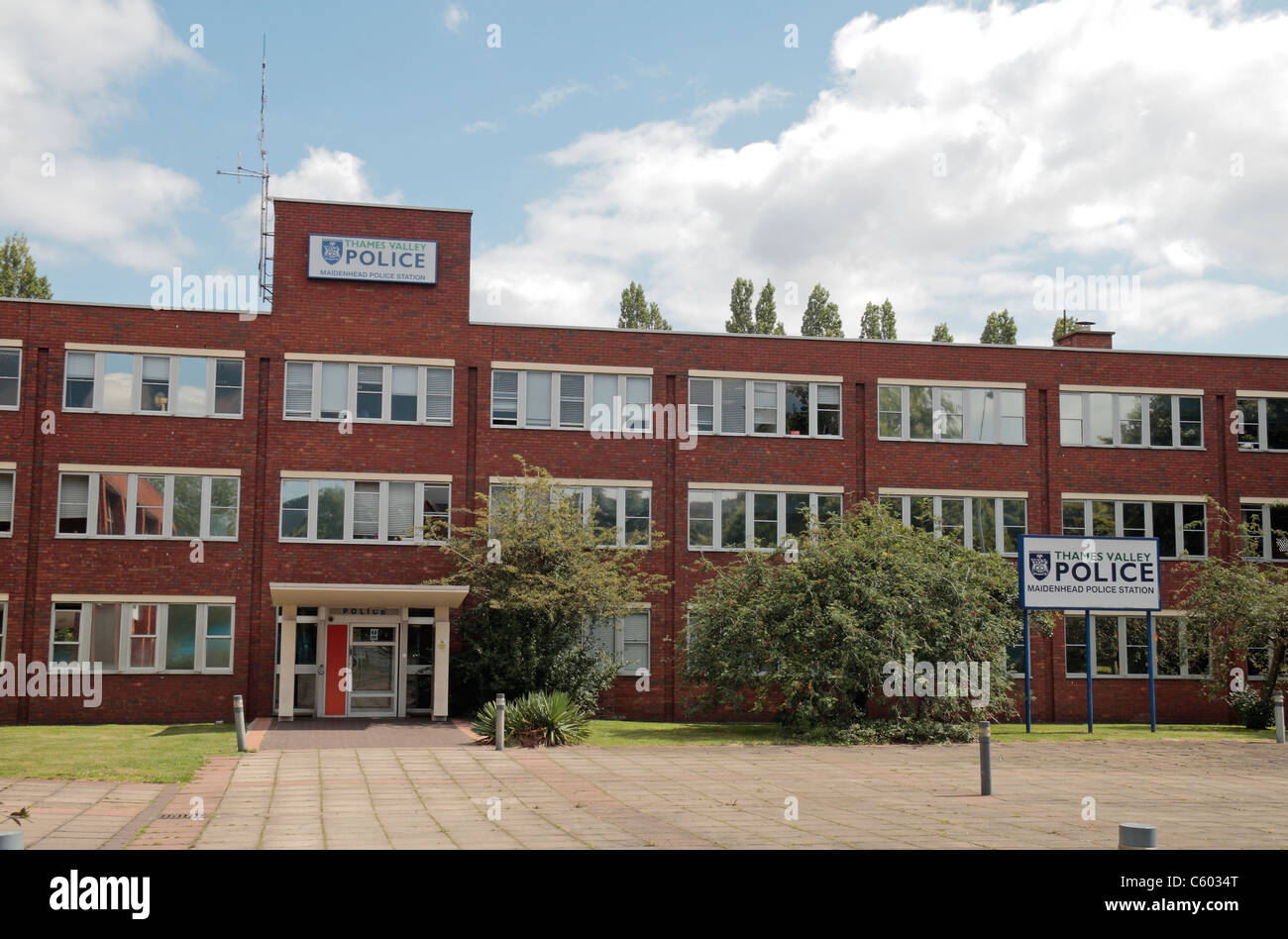 Vista esterna della valle del Tamigi a una stazione di polizia a Maidenhead, Berkshire, Inghilterra. Foto Stock