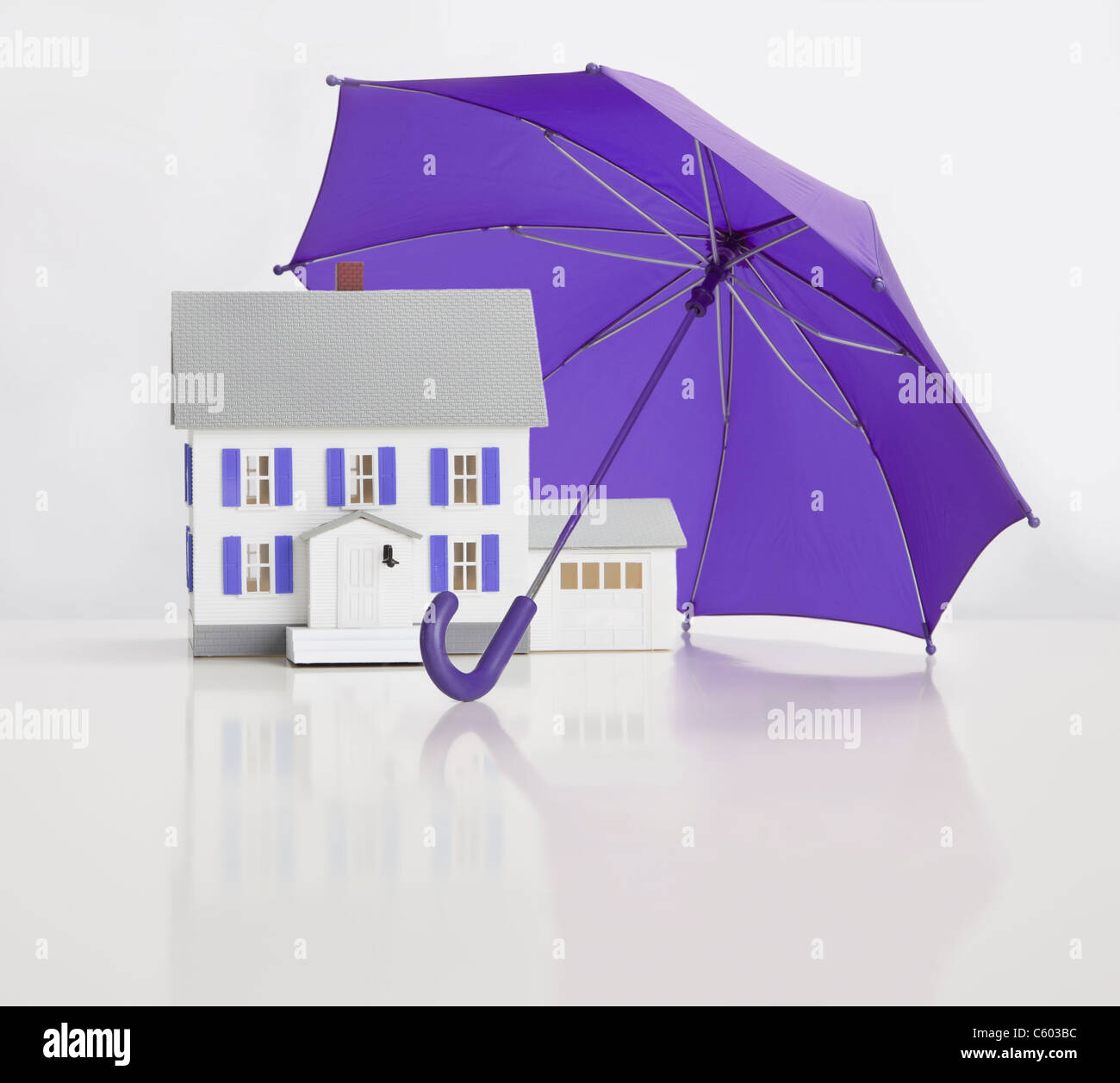 Chiusura del modello di casa sotto ombrellone Foto Stock