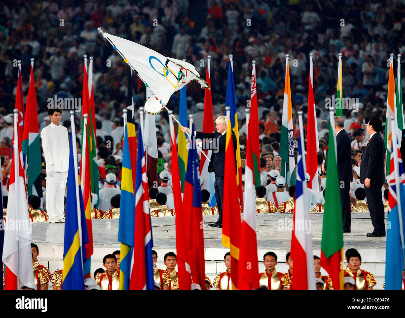 BORIS JOHNSON e bandiera olimpica di nidificazione degli uccelli Stadio Olimpico stadio olimpico di Pechino CINA 24 Agosto 2008 Foto Stock