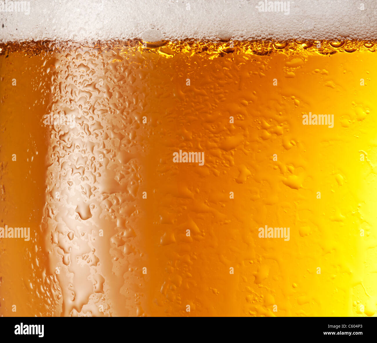 Goccia e schiuma di birra come sfondo. Foto Stock