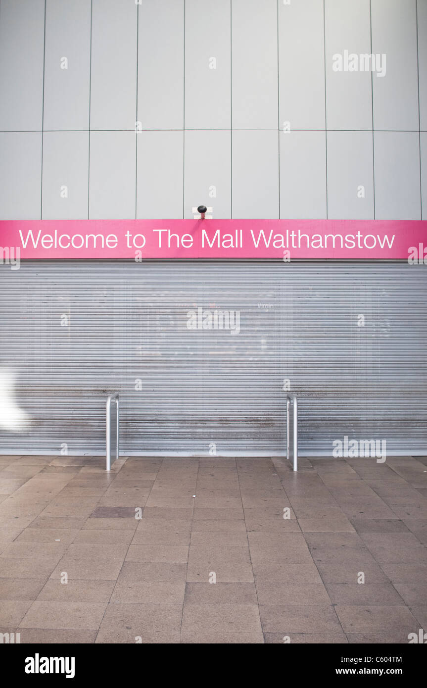 Il centro commerciale di Walthamstow, chiuso come risultato dei tumulti di Londra il prossimo 8 agosto 2011. Londra, Regno Unito. Foto Stock