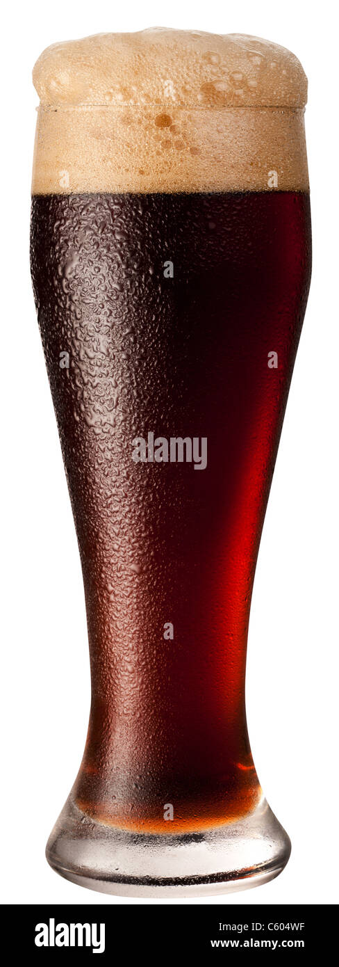Frosty bicchiere di birra nera isolata su uno sfondo bianco. Il file contiene un percorso di taglio. Foto Stock