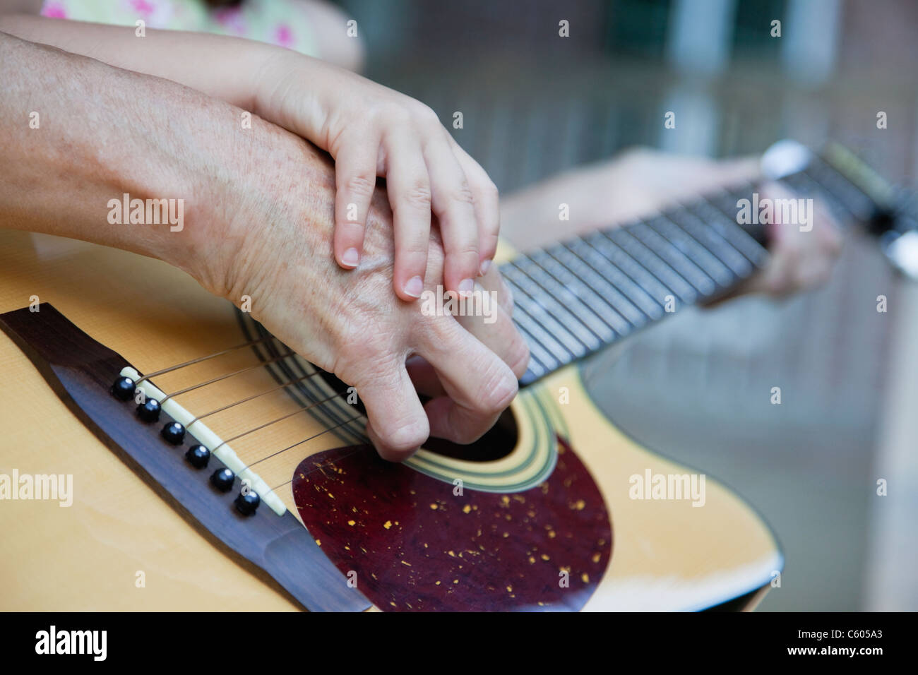 Stati Uniti d'America, Illinois, Metamora, Nonna e nipote (4-5) mani a  suonare la chitarra Foto stock - Alamy