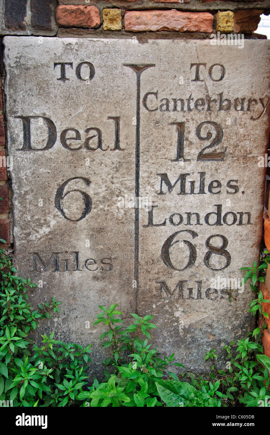 Antica strada distanza segno, Strand Street, Sandwich, Kent, England, Regno Unito Foto Stock
