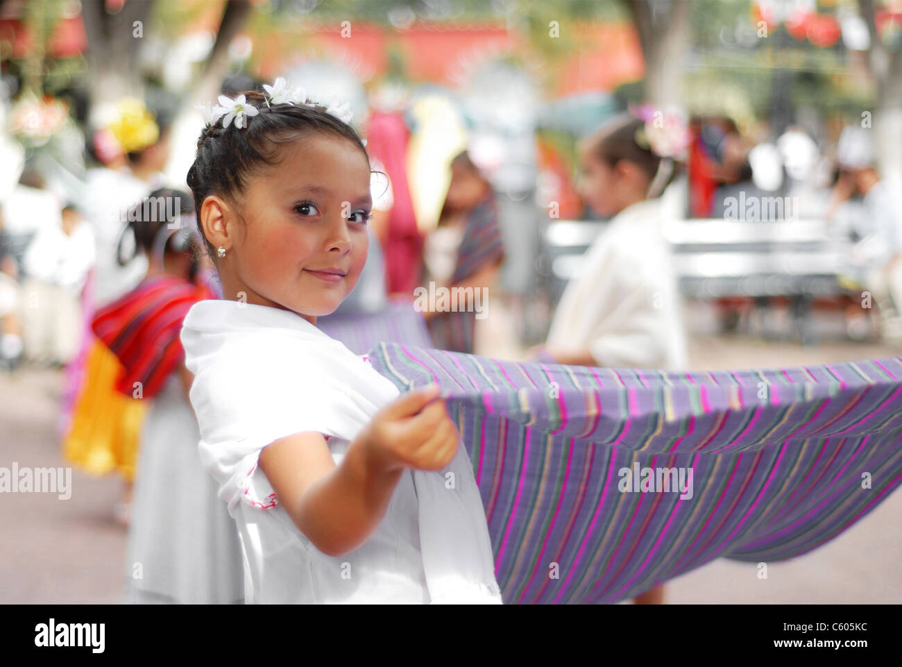 Bella ragazza messicana in abito tradizionale. Foto Stock