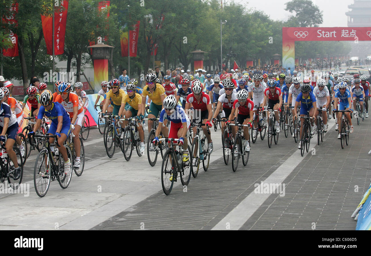 L'inizio WOMENS Escursioni in bicicletta da corsa su strada lo stadio olimpico di Pechino CINA 10 Agosto 2008 Foto Stock