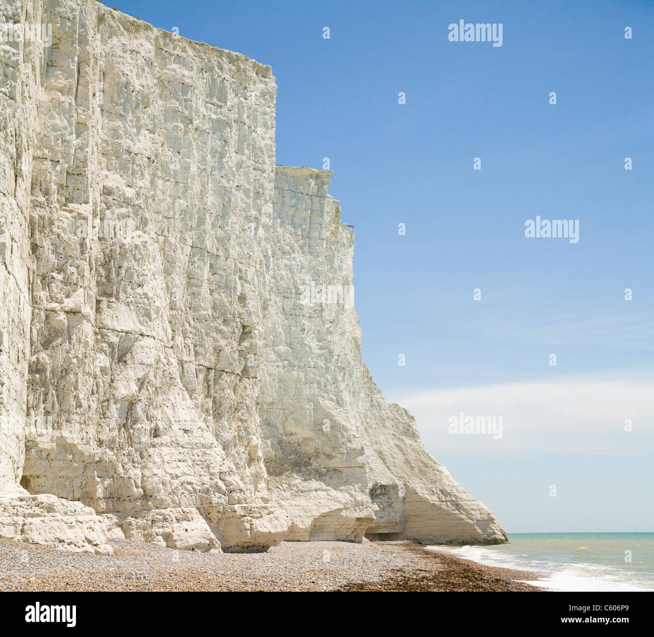 La sezione delle Sette sorelle chalk scogliere sul mare in East Sussex dal livello del mare Foto Stock