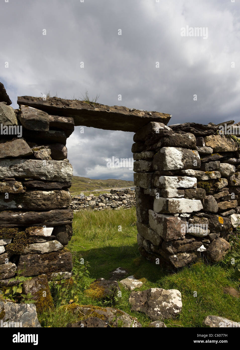Portale in pietra della rovina dei vecchi croft edificio, Boreraig, Isola di Skye, Scotland, Regno Unito Foto Stock