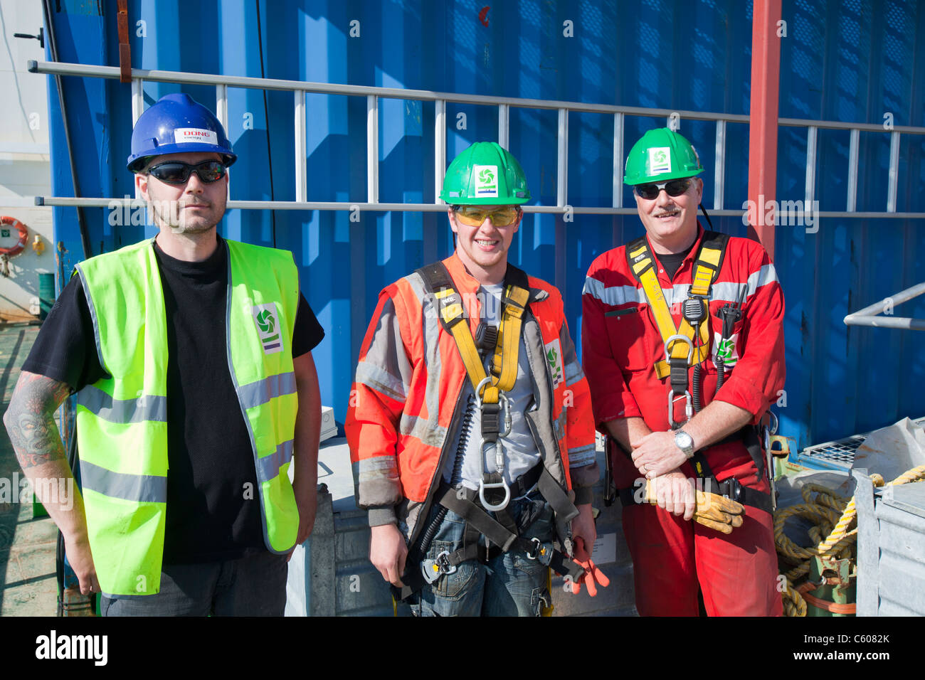 Lavoratori su un jack up barge, costruendo il Walney offshore wind farm, Cumbria, Regno Unito. Foto Stock