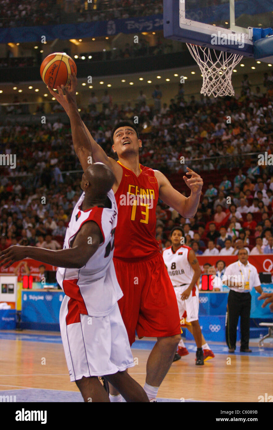 YAO MING & EDUARDO MINGAS ANGOLA V Cina lo stadio olimpico di Pechino CINA 14 Agosto 2008 Foto Stock