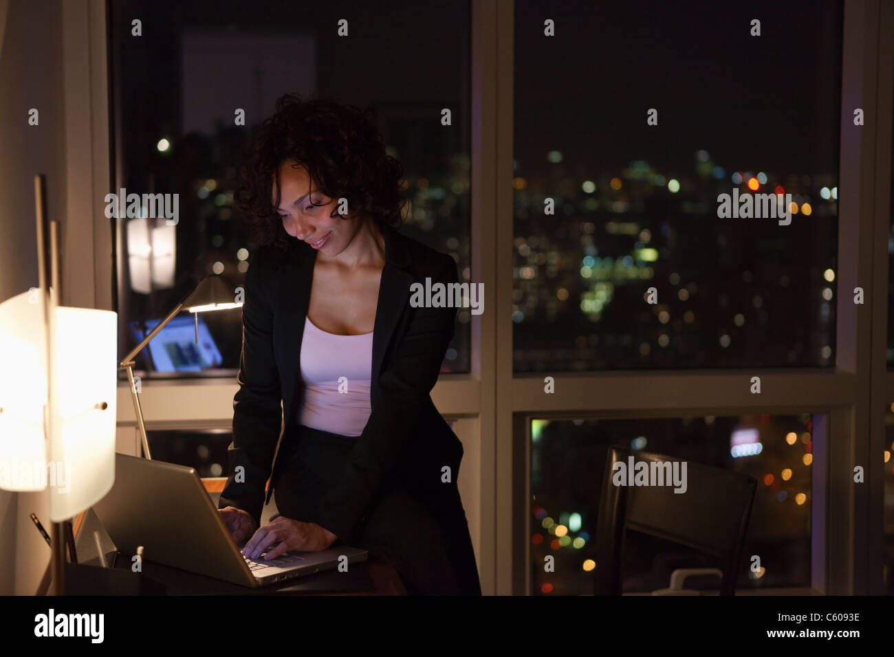 Stati Uniti d'America, New York City, donna utilizzando computer portatile in camera da letto Foto Stock