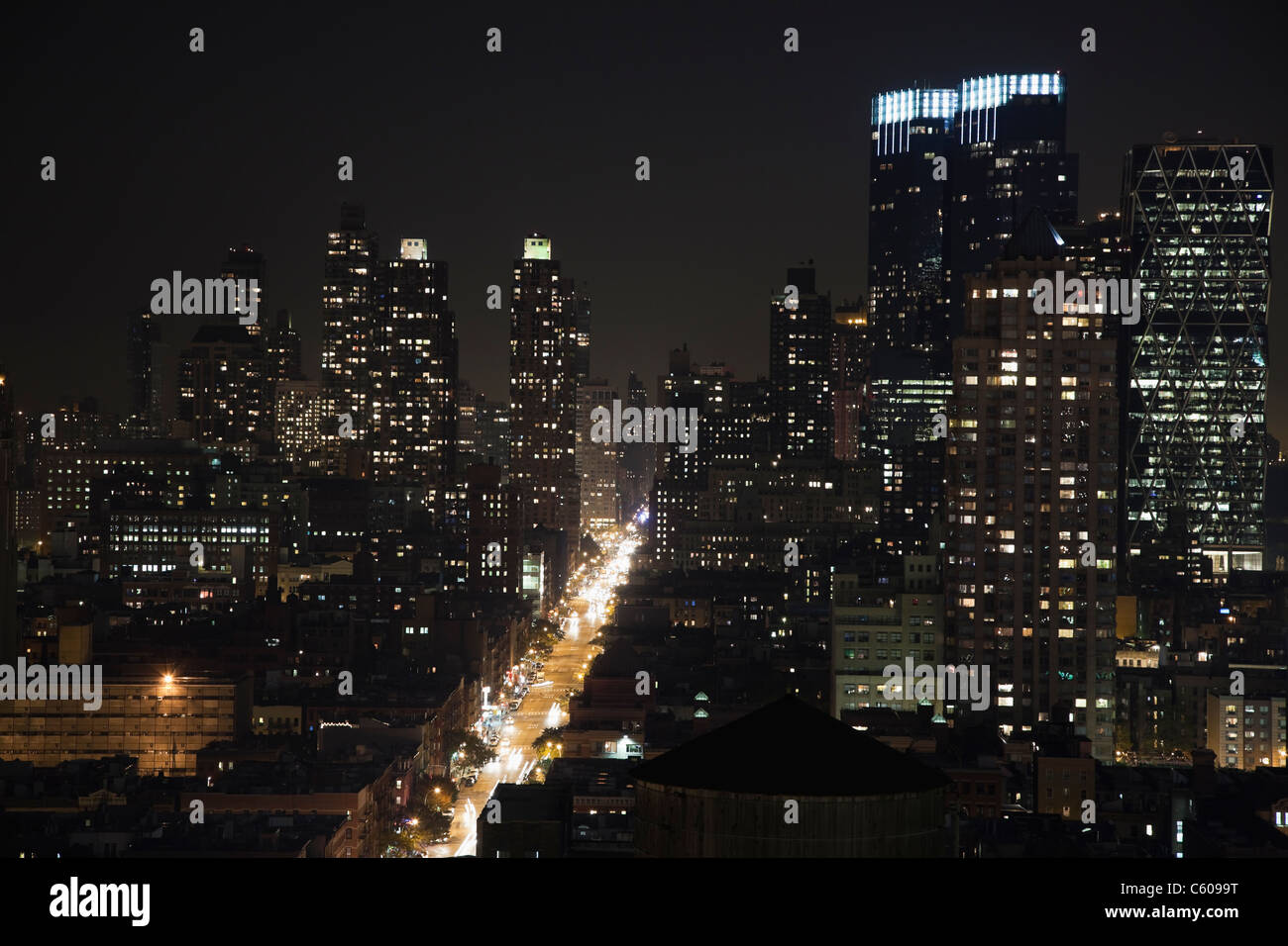 Stati Uniti d'America, nello Stato di New York, New York City, Manhattan illuminata di notte Foto Stock