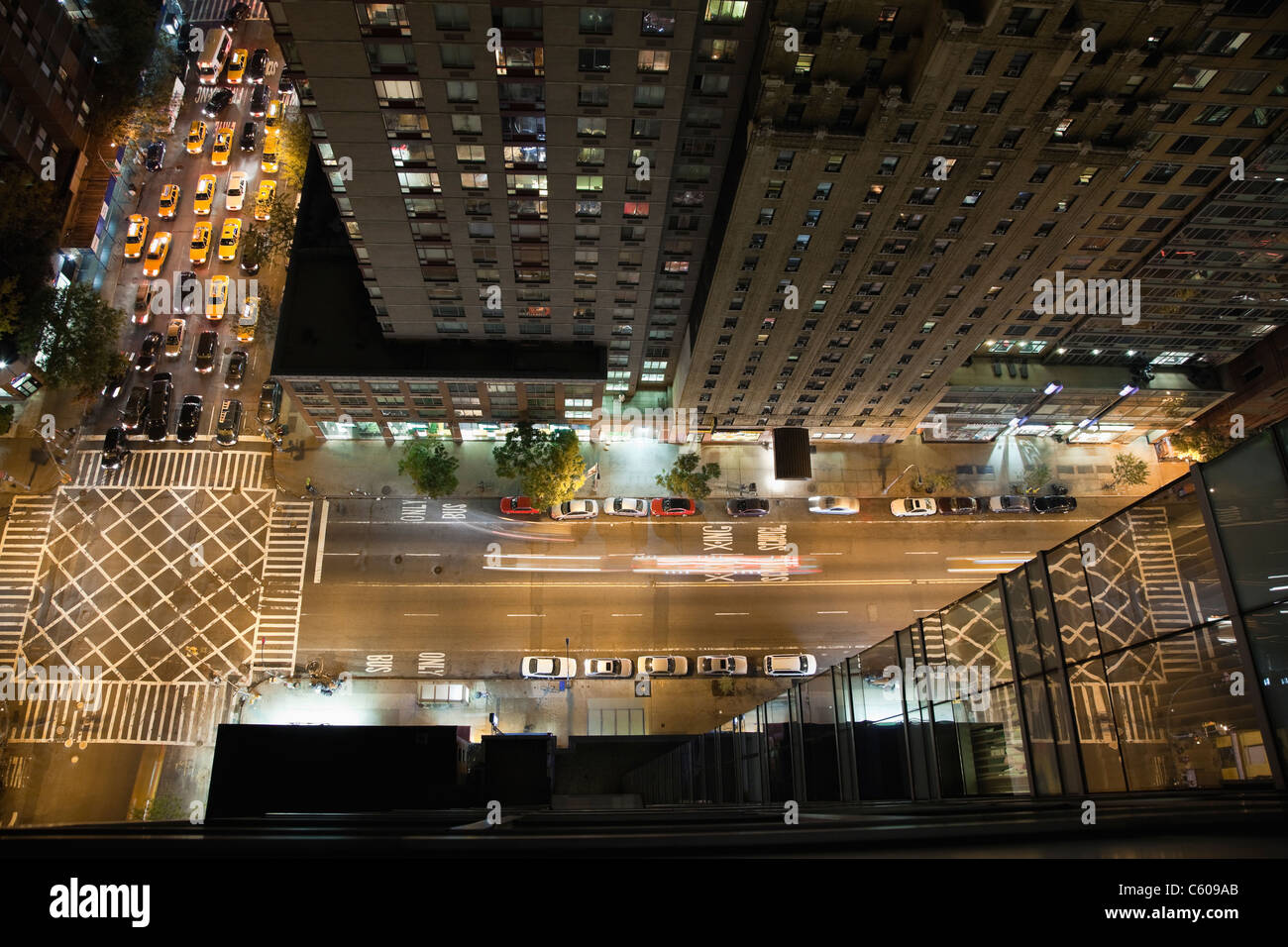 Stati Uniti d'America, nello Stato di New York, New York City, Manhattan, strada illuminata Foto Stock