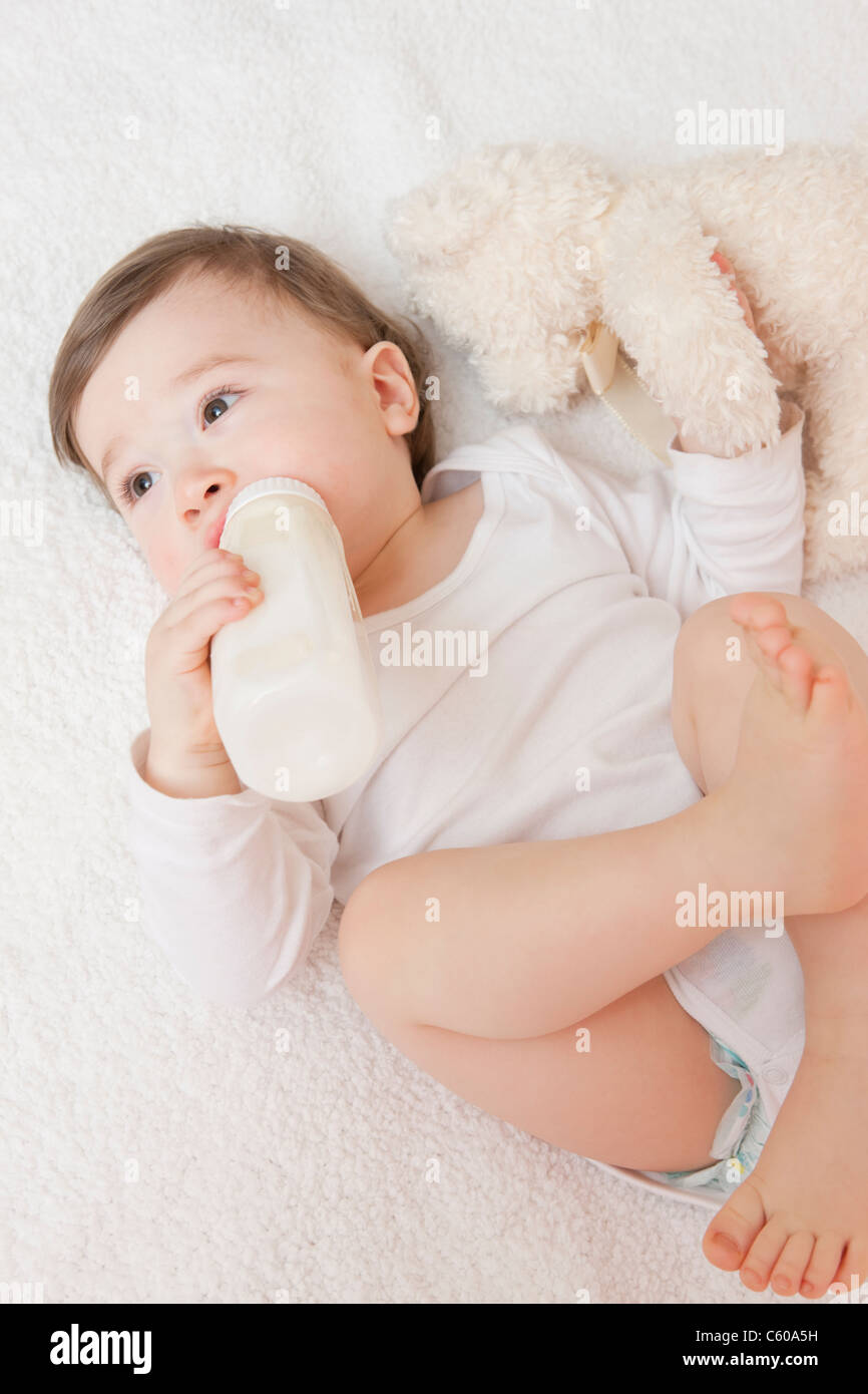 Stati Uniti d'America, Illinois, Metamora, baby boy (12-17 mesi) bere latte dalla bottiglia Foto Stock