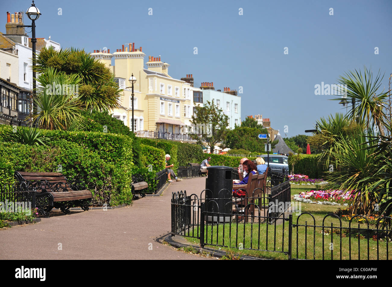 La passeggiata sul lungomare, Victoria Parade, Broadstairs, isola di Thanet, Kent, England, Regno Unito Foto Stock