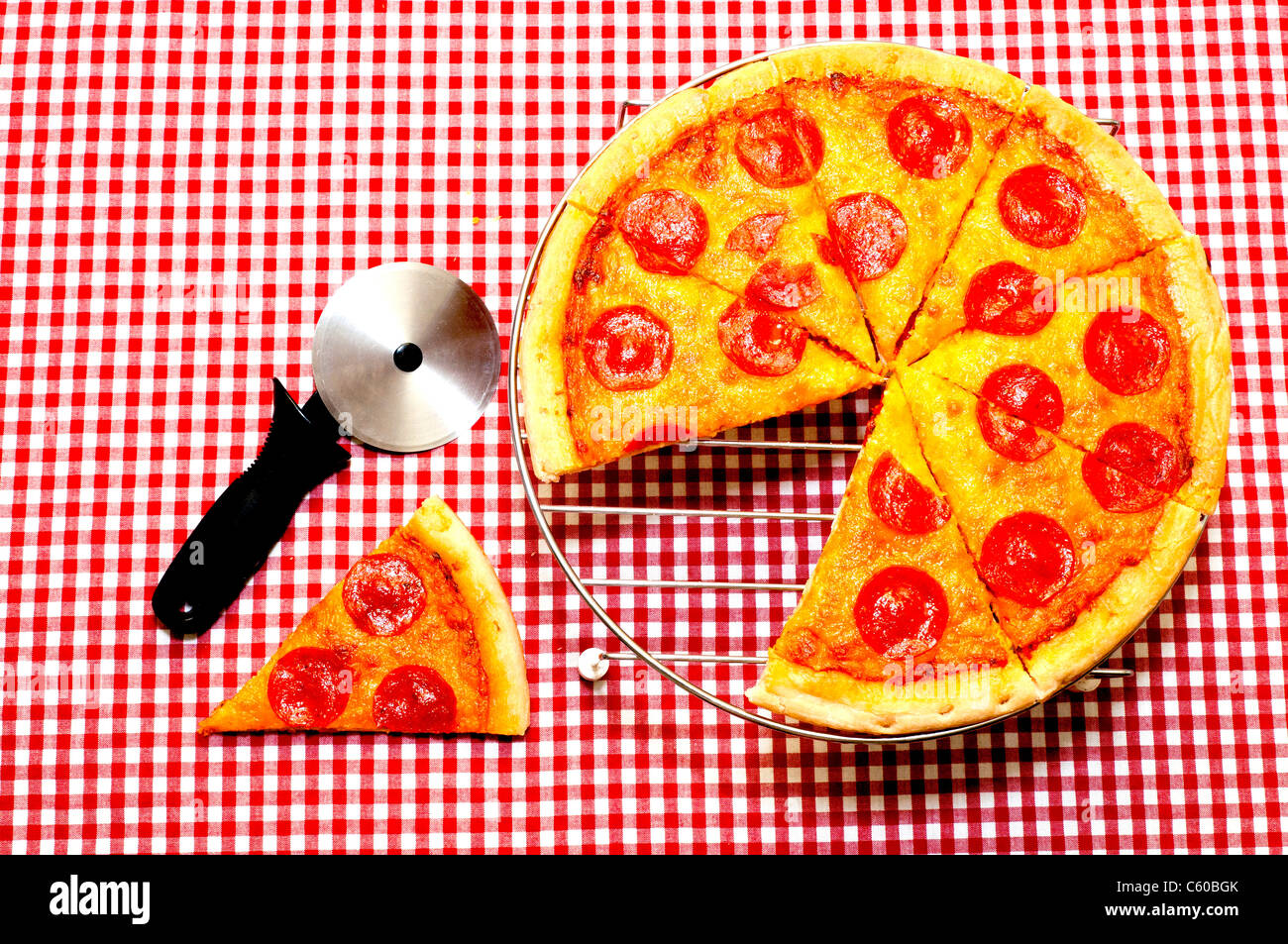 Tutta la salsiccia per pizza Pizza e la taglierina Foto Stock