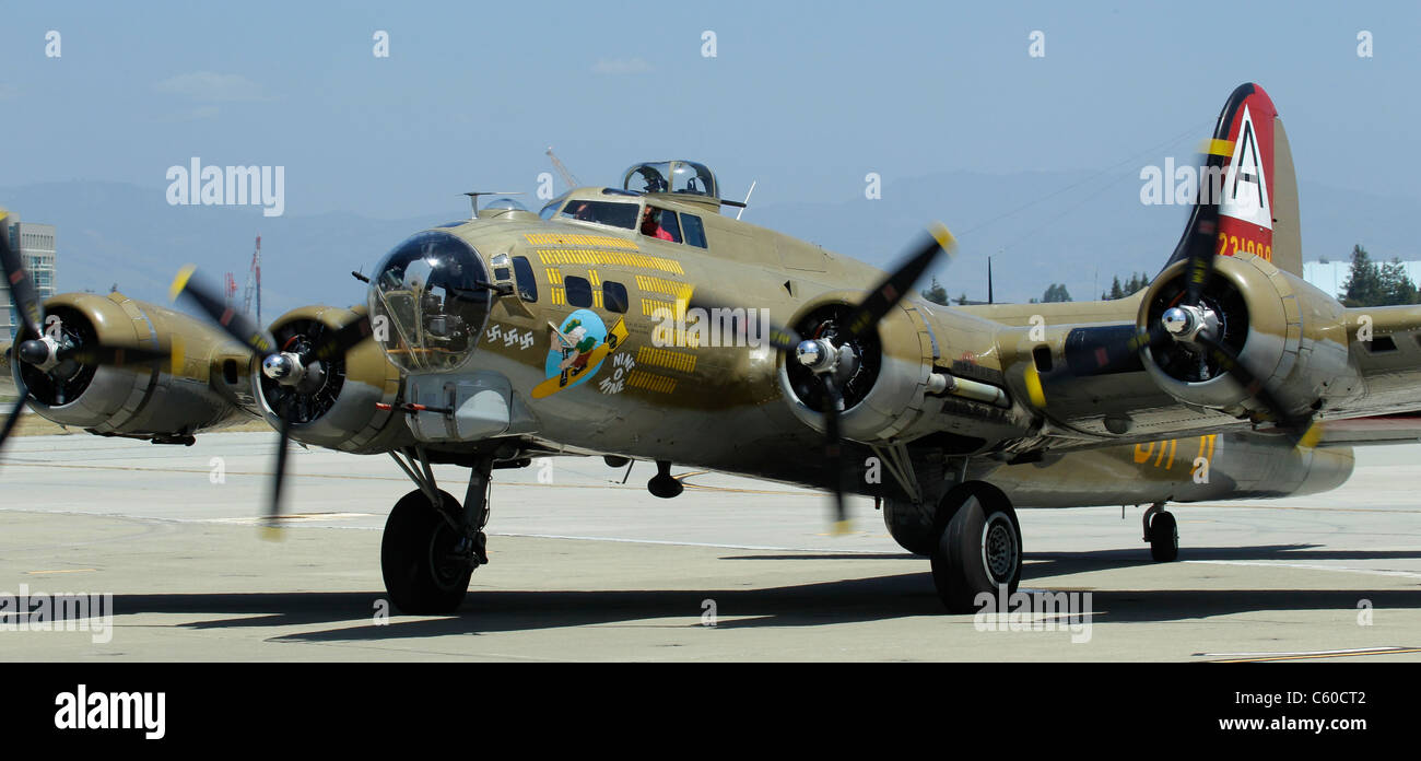 B-17 Flying Fortress taxi a Moffett Field a Sunnyvale, CA USA Foto Stock