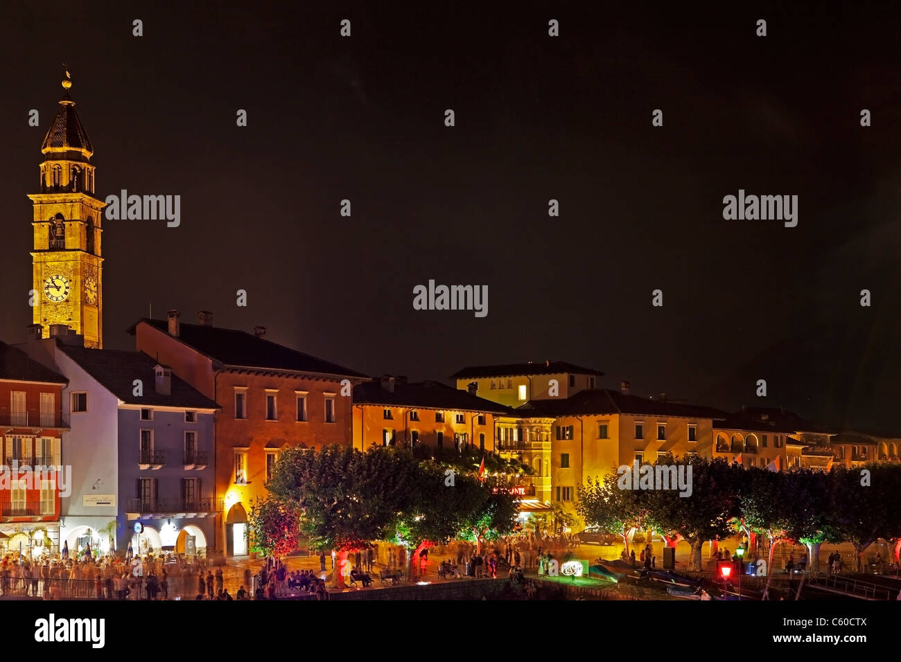Ascona di notte, luci festose il 1 agosto, la festa nazionale in Svizzera Foto Stock