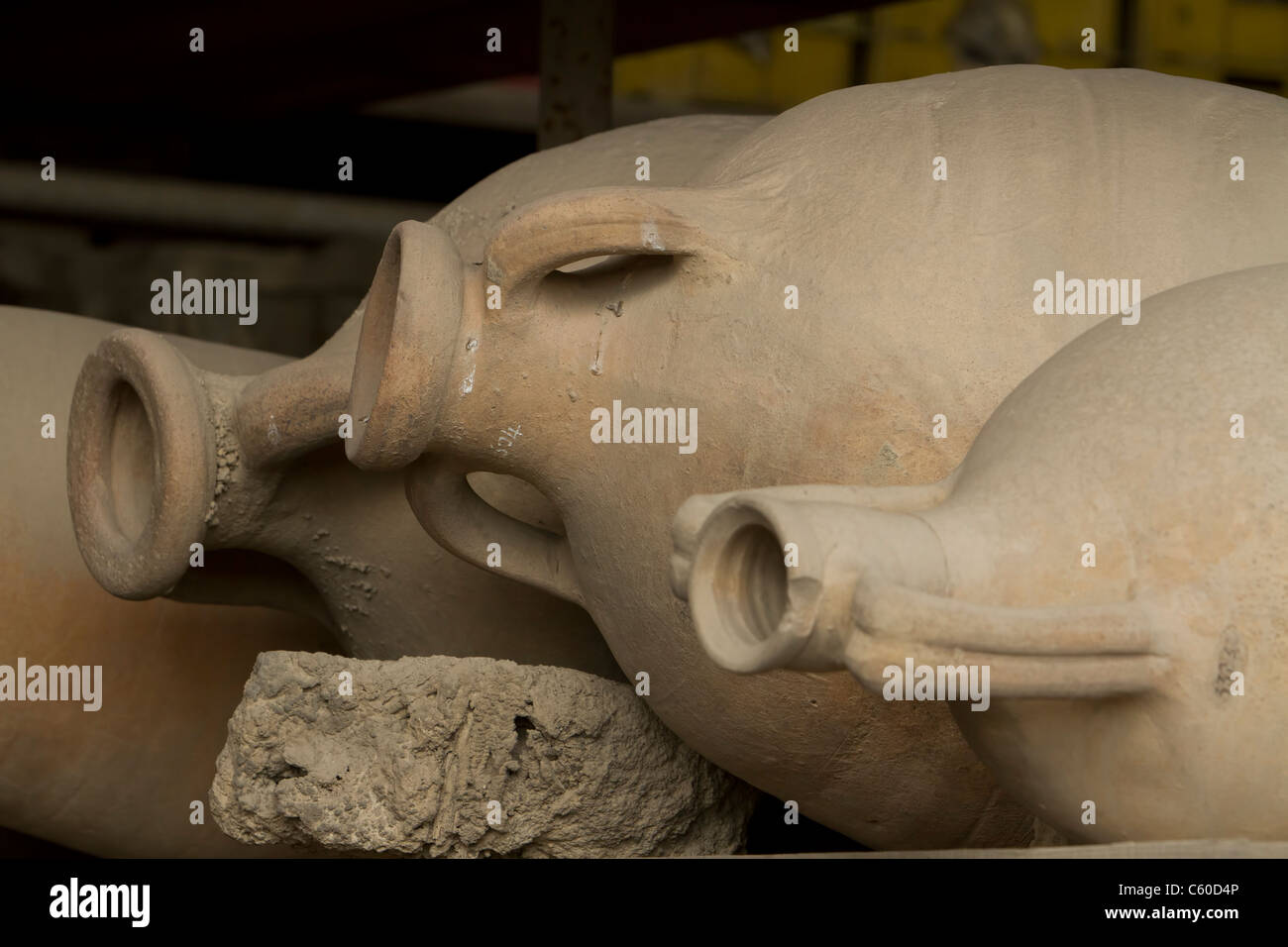 Pompei Italia resti dell antica città dopo la distruzione da eruzione del Monte Vesuvio. Antiche ceramiche di argilla caraffe. Foto Stock