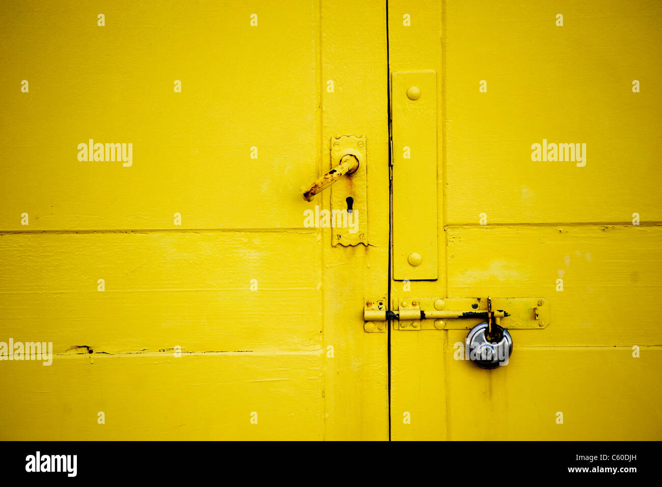 Di colore giallo brillante beach hut la chiusura dello sportello fino Foto Stock