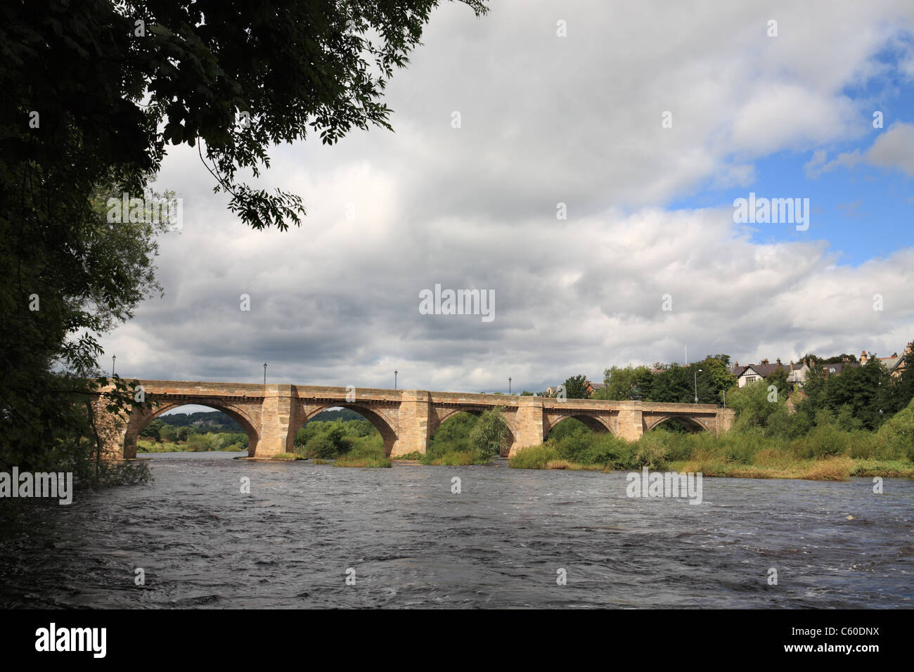 Il XVII secolo sette arcuata di ponte di pietra sul fiume Tyne a Corbridge, Northumberland, North East England, Regno Unito Foto Stock
