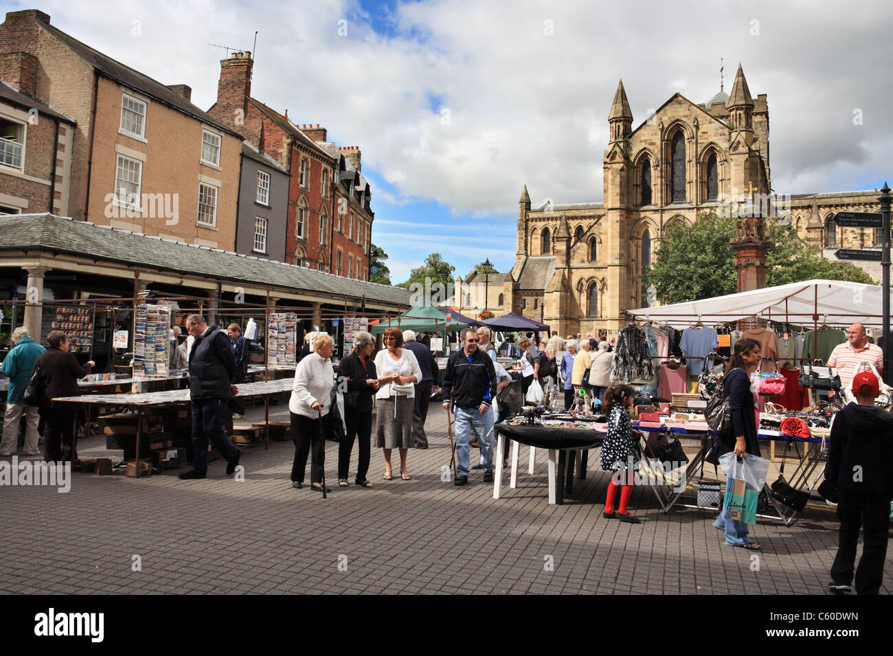 People shopping nel mercato di Hexham Northumberland, North East England, Regno Unito Foto Stock