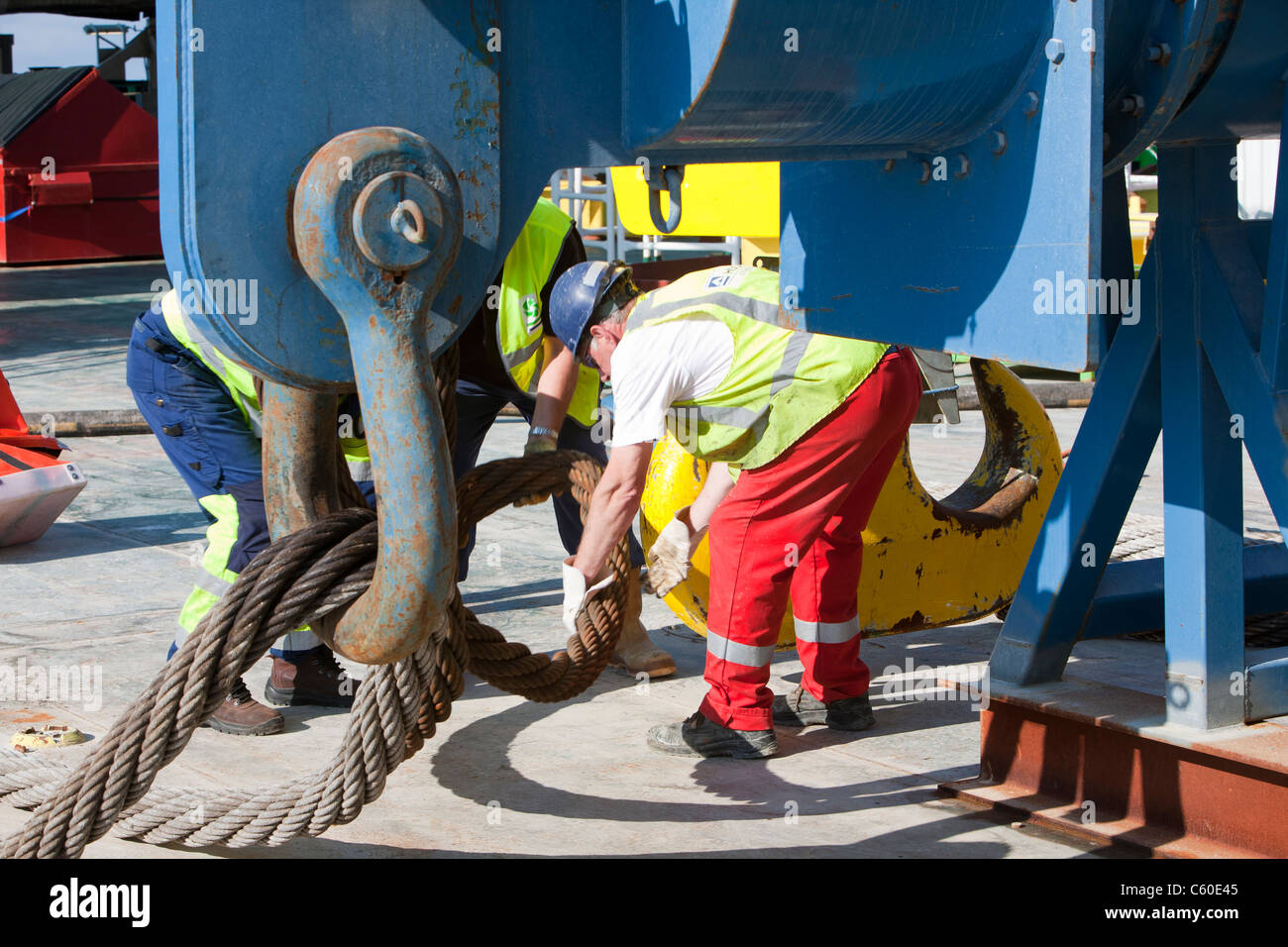 Lavoratori su un jack up barge costruire il Walney offshore wind farm. Cumbria, Regno Unito. Foto Stock