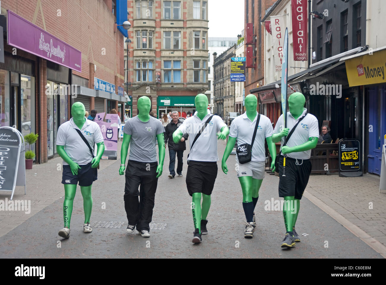 Gli uomini di colore verde, Church Lane, Belfast. Foto Stock