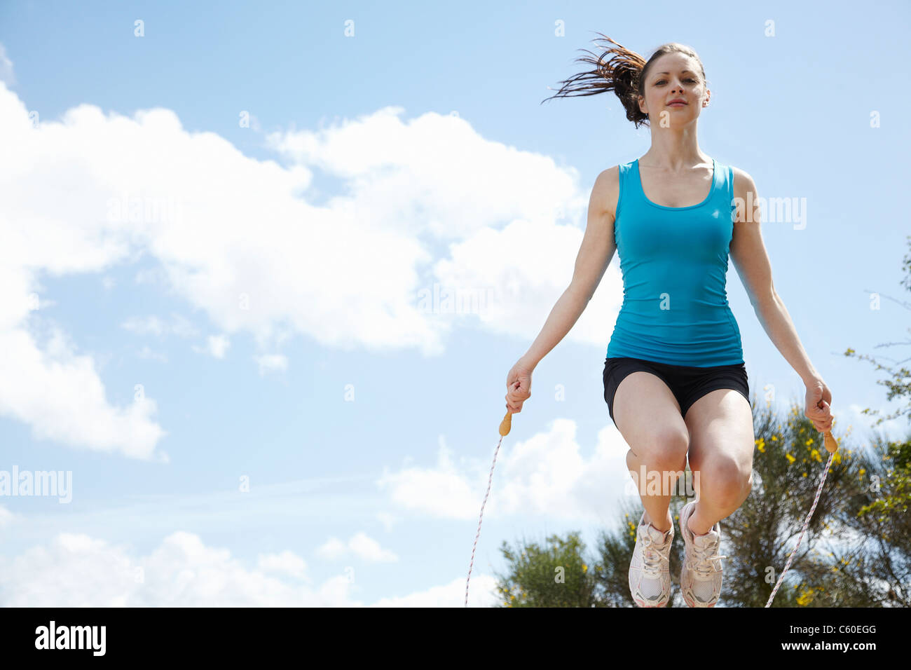 Donne Salto con la corda all'aperto Foto Stock