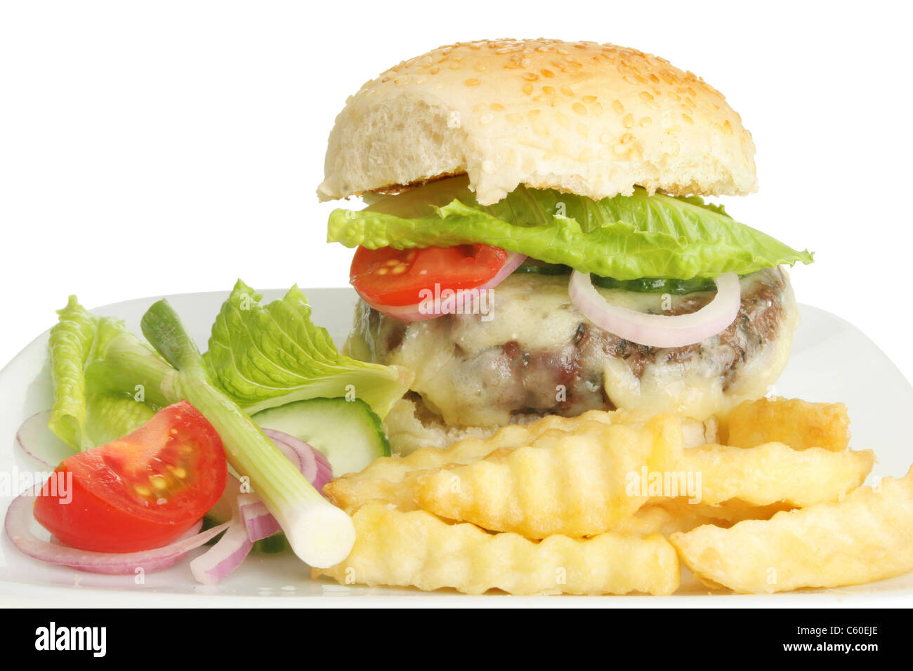 Primo piano di una succosa formaggio hamburger patatine fritte e insalata mista Foto Stock