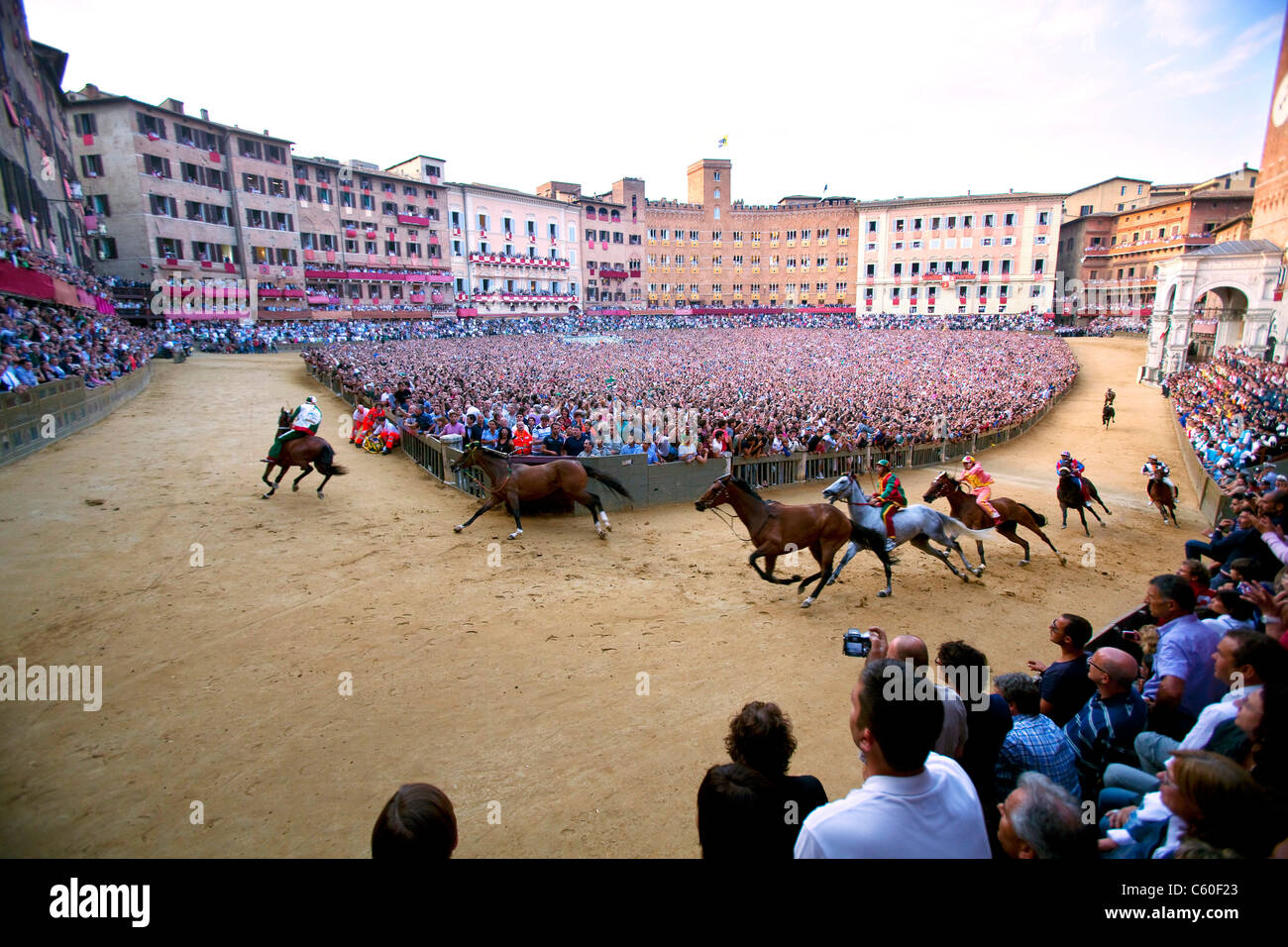 Palio di Siena 2011 (2 luglio) in Piazza del campo, Siena, Toscana, Italia. Corsa di cavalli con corse di cavalli e sfilata storica. Solo per uso editoriale Foto Stock